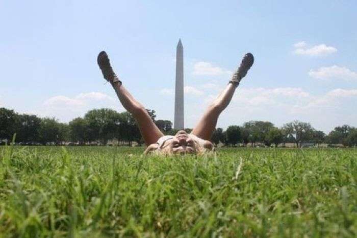 Туристи фотографуються з Монументом Вашингтона (23 фото)