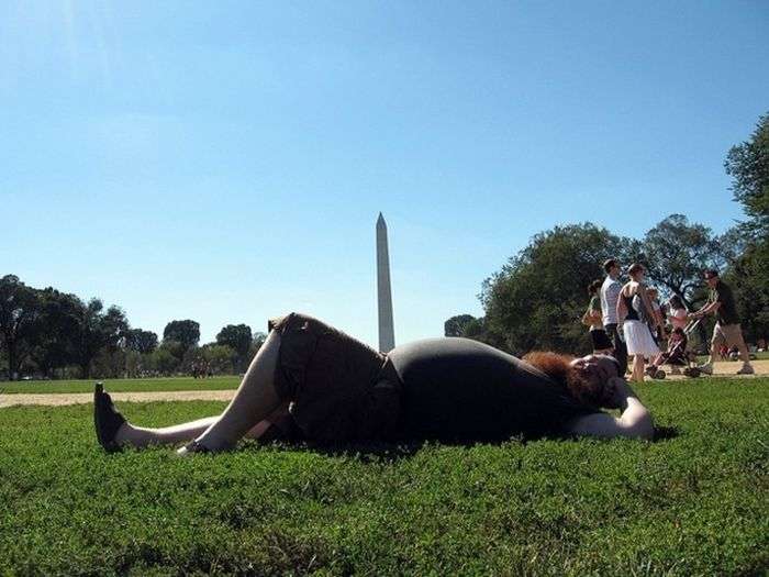 Туристи фотографуються з Монументом Вашингтона (23 фото)