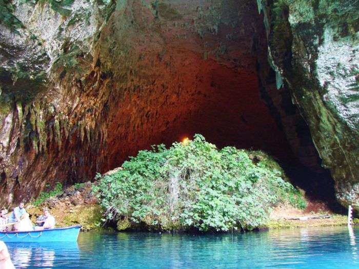 Казкова печера Меліссані в Греції (22 фото)