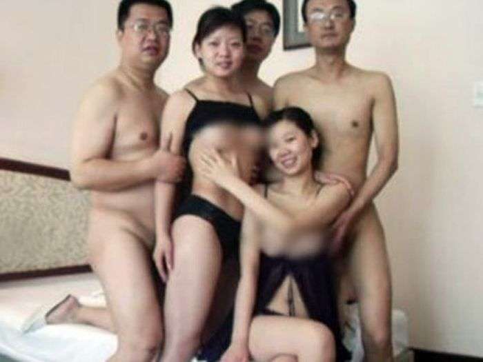 Китайських чиновників викрили у груповому сексі (2 фото)