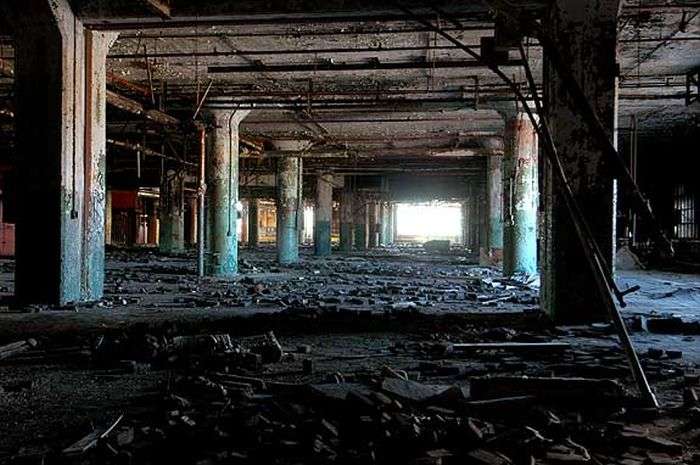 Занедбані багатоповерхівки Детройта (35 фото)