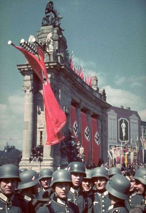 Кольорові архівні знімки з ювілею Гітлера (18 фото)