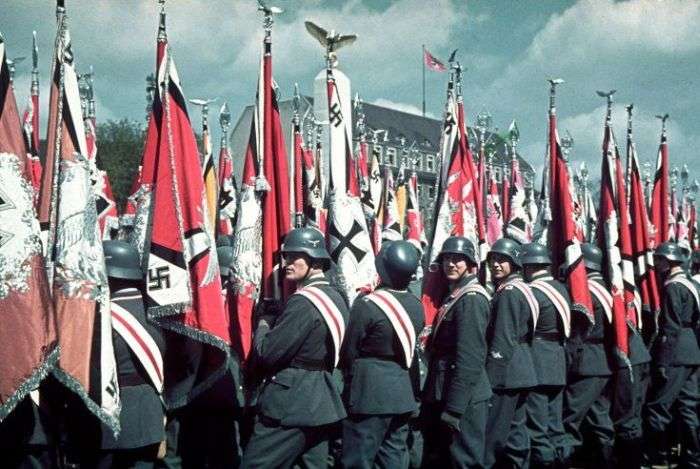 Кольорові архівні знімки з ювілею Гітлера (18 фото)