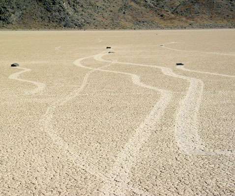 Рухомі камені – Долина Смерті (14 фото)