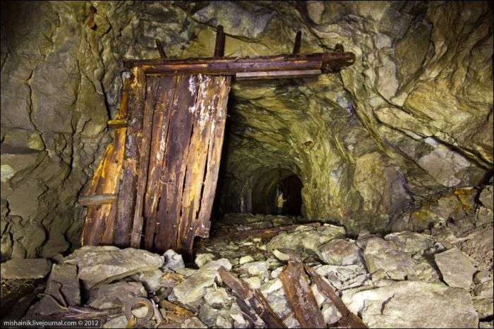 Прогулянка по старій шахті радянських часів (59 фото)