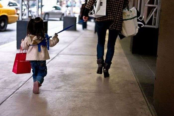 Батьки, які вигулюють дітей на повідках (35 фото)