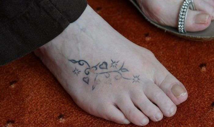 Туристка мало не втратила ноги через татуювання (7 фото)