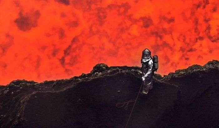 Екстремальний спуск в жерло вулкана (8 фото)