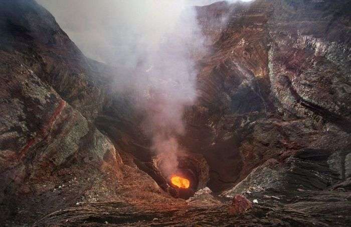 Екстремальний спуск в жерло вулкана (8 фото)