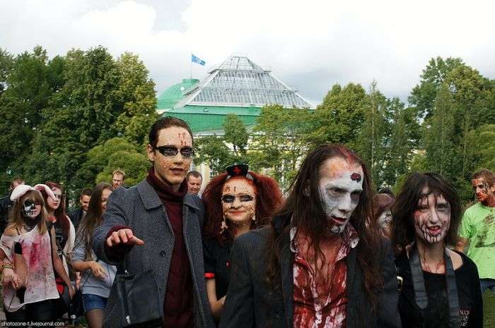 Зомбі заполонили Санкт-Петербург (24 фото)