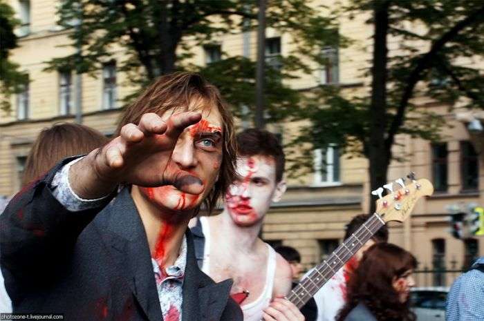 Зомбі заполонили Санкт-Петербург (24 фото)