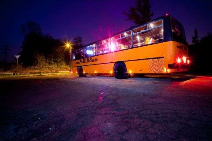 Крутий автобус для класних вечірок (8 фото)
