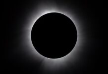 Людство повертає собі місячні рубежі: місія «Артеміда-II» завершила історичний обліт Місяця