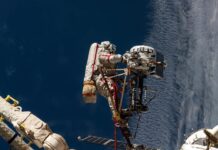 Два російські космонавти сьогодні виходять у відкритий космос