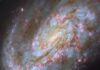 Proč se galaxie NGC 4654 zdá zkreslená: Hubble zachytil galaxii rozervanou časem