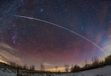 Кільце із супутників навколо Землі: чи погасить технології нічне небо?
