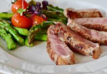 Pozdní večeře a bezesné noci: přímá cesta k poruchám metabolismu